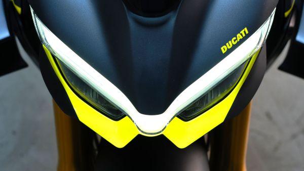 ducati-unica-12-gallery-1920x1080113090E7-C34C-049D-A582-44F3A0F98997.jpg