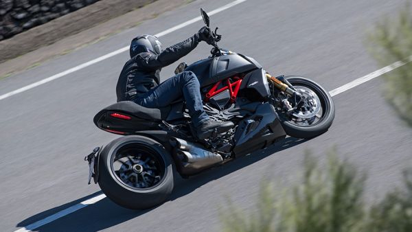 diavel-1260-s-my19-ambience-12-gallery-906x510525C30BC-1ACE-D897-5DA5-993B0D49AF99.jpg